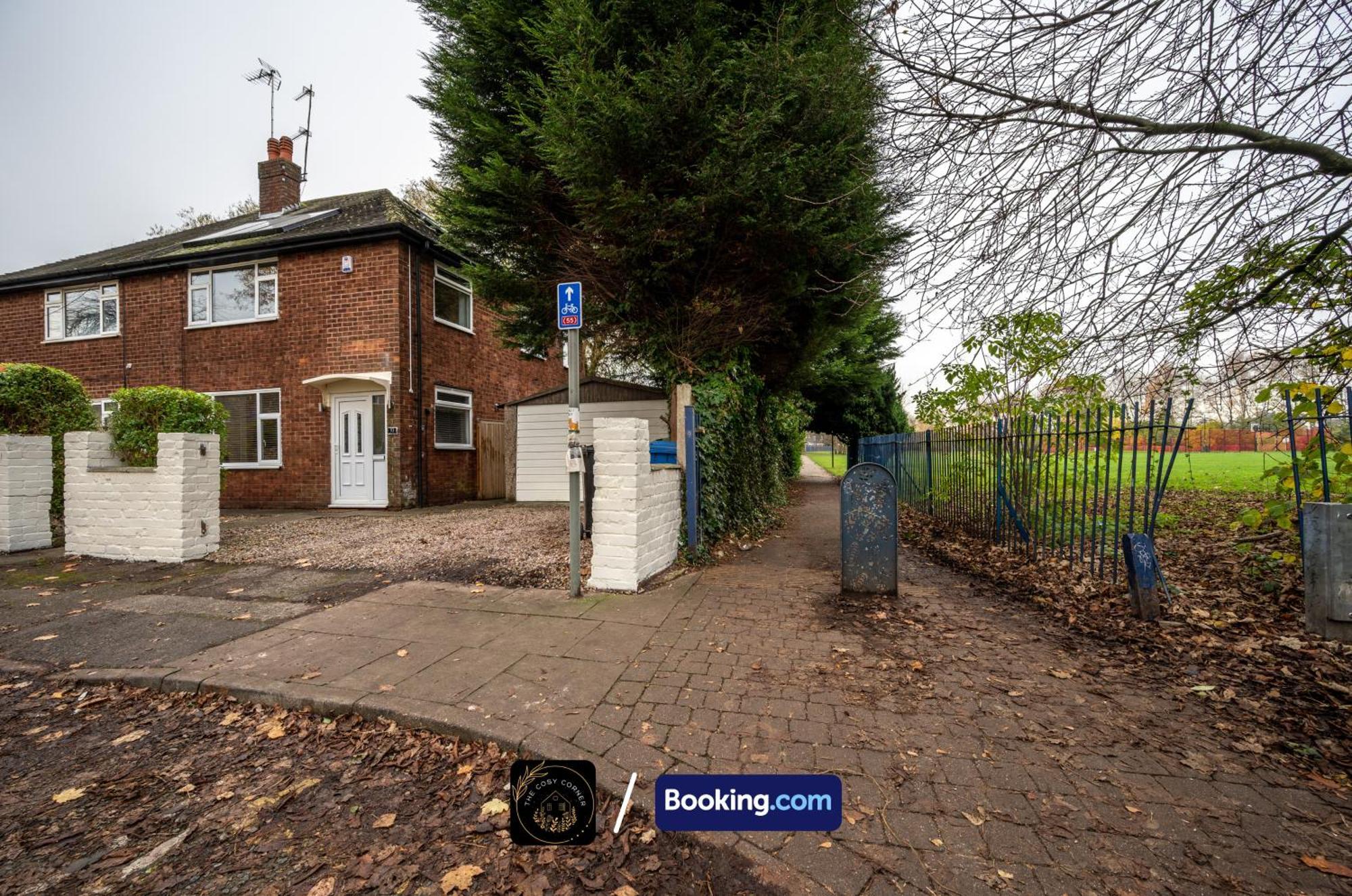 Cosy 3-Bed House, Garden & Free Parking In Stretford Lägenhet Manchester Exteriör bild